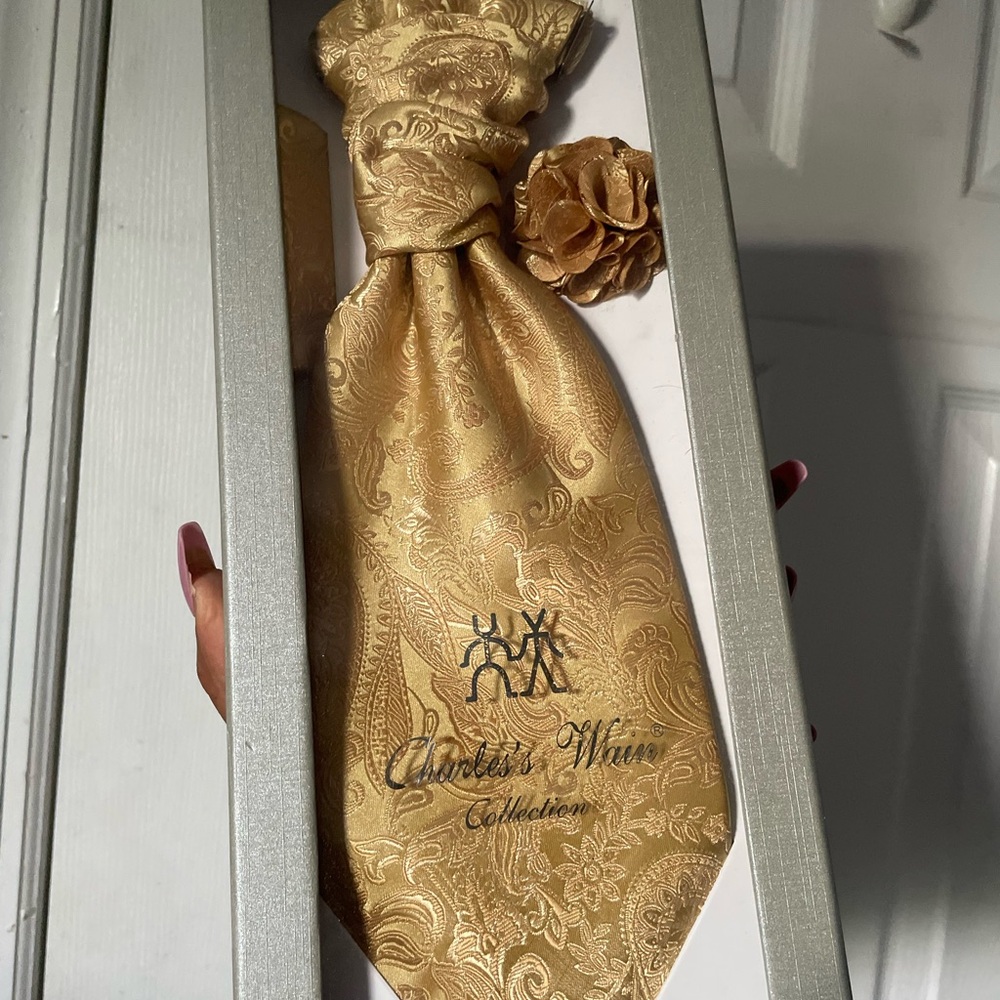 Charles Wain Gold Paisley Tie with Flower Pin